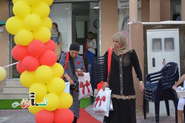 كفرقاسم- فيديو  : الافتتاح الكبير لمعرض ذوق العروس  سنين  يتحول الى مهرجان نسائي تسوقي كبير والحاجة عزية ترحب بالجميع